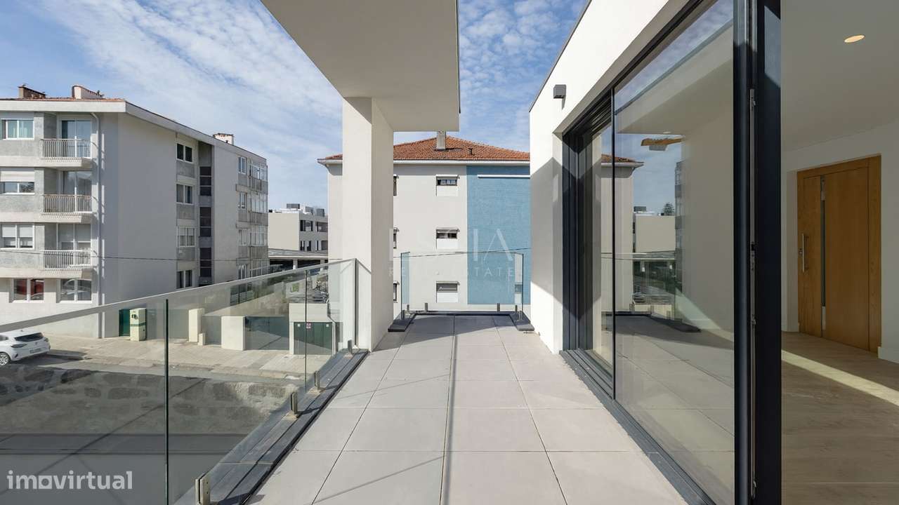 Moradia Geminada T3+1 com Jardim e Três Frentes na Boavista-9