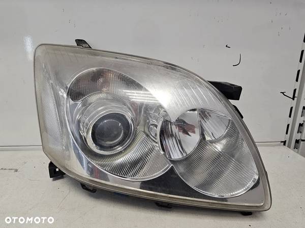 LAMPA PRAWY PRZÓD TOYOTA AVENISIS T25 XENON - 1