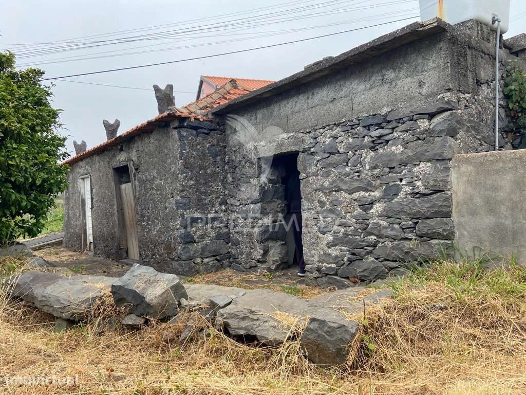 Moradia e palheiro em pedra com 2.770m2 de terreno no Arco da Calheta - Grande imagem: 2/9