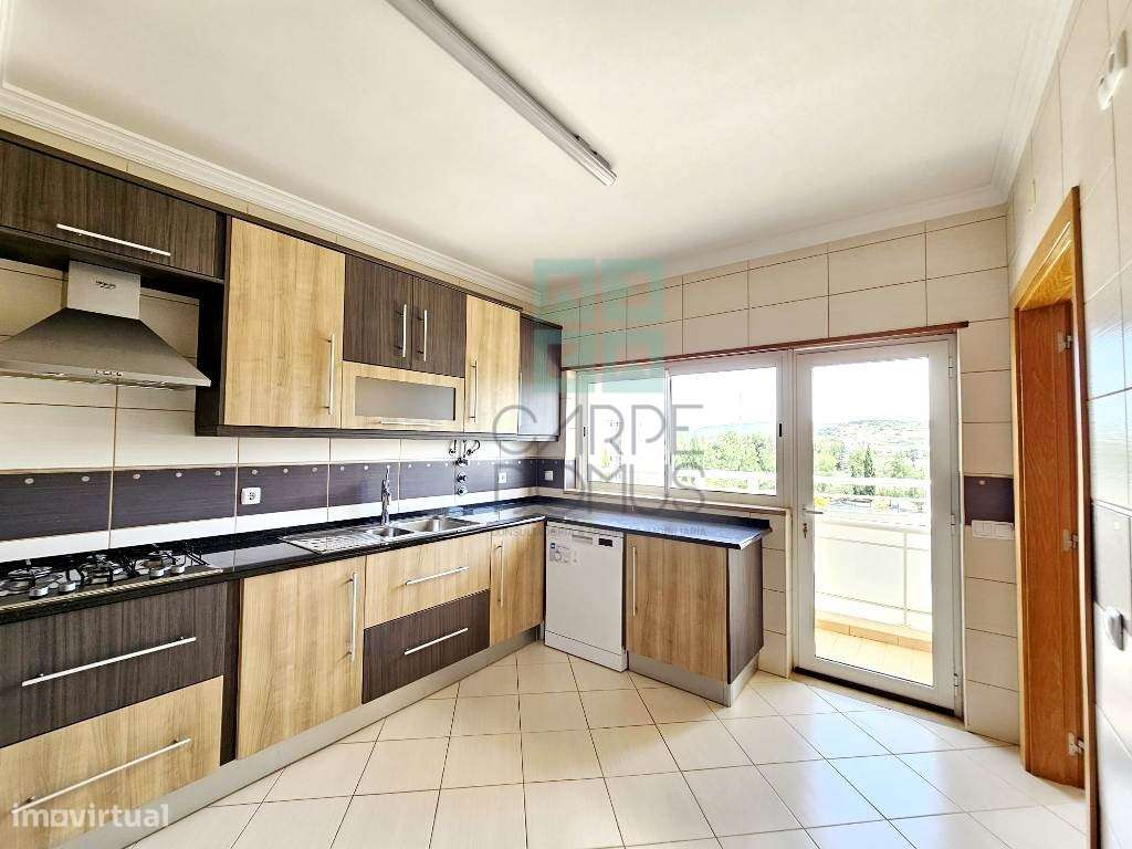 Espaçoso apartamento T3, com parqueamento, junto centro de Loulé, A...-8
