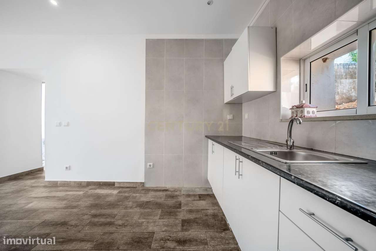 Moradia térrea renovada com dois quartos e terreno urbano, em Alcantar-11