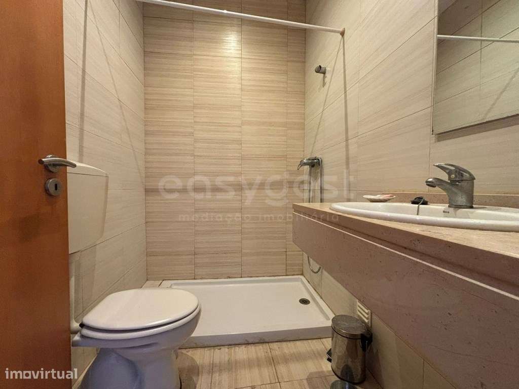 Prédio com 2 entradas independentes no coração do Montijo - Grande imagem: 2/25