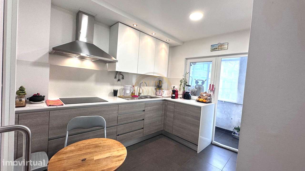 Apartamento T2 Moderno e Remodelado no Centro de Odivelas.-5