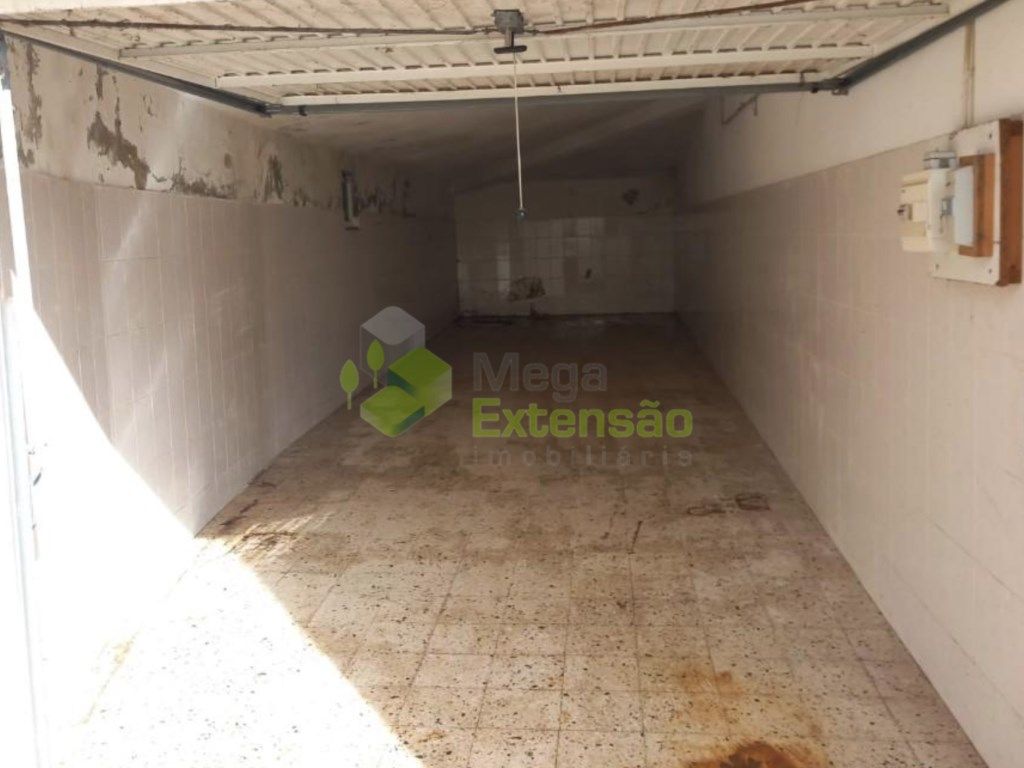 Garagem fechada, com 40 m2. Imóvel ba...