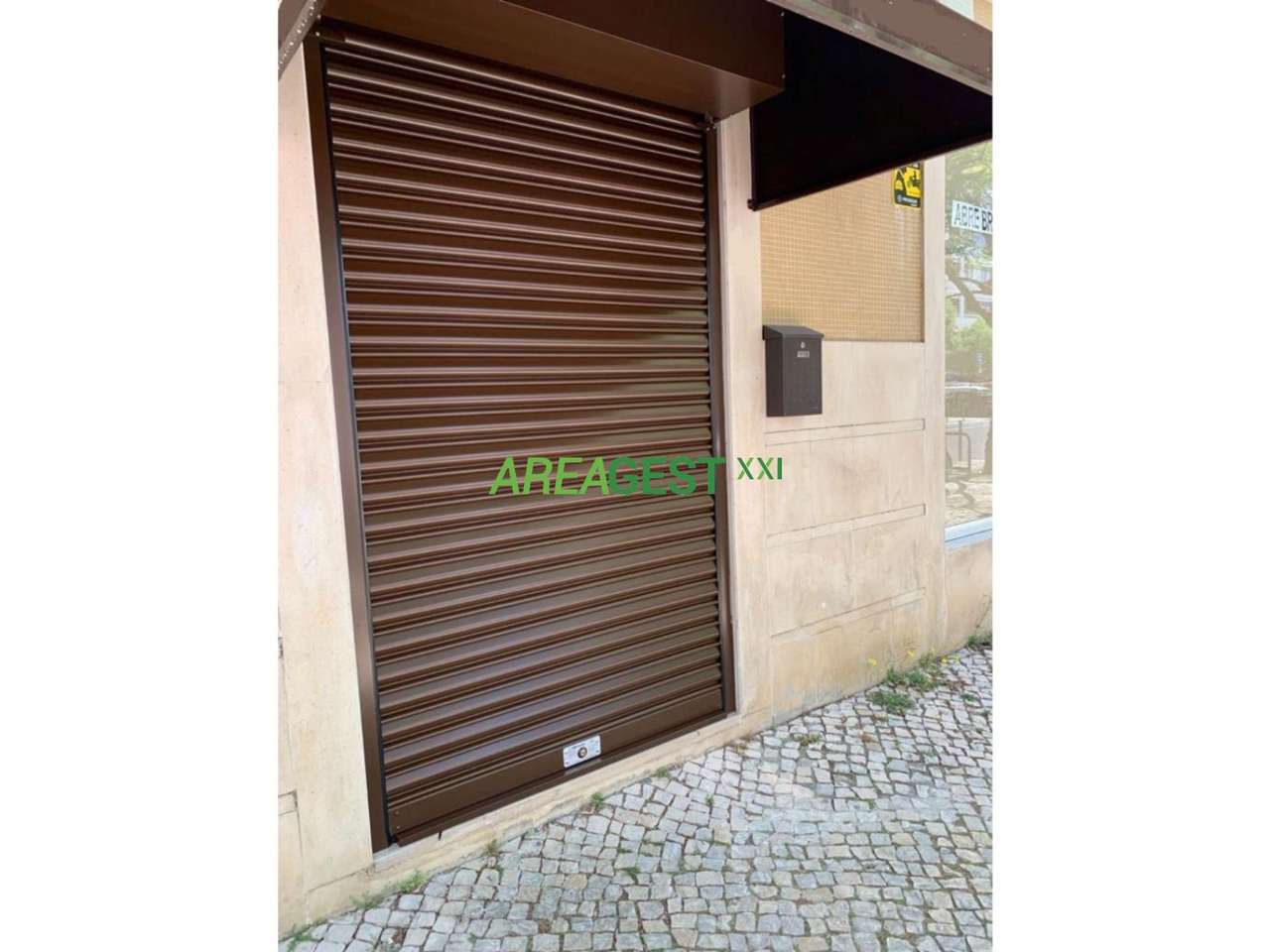 Loja para venda com rendimento, nas Laranjeiras, em Lisboa-8