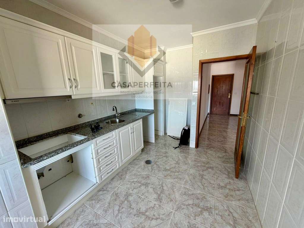 Fabuloso Apartamento T2 com Varanda e Box - Olival-5