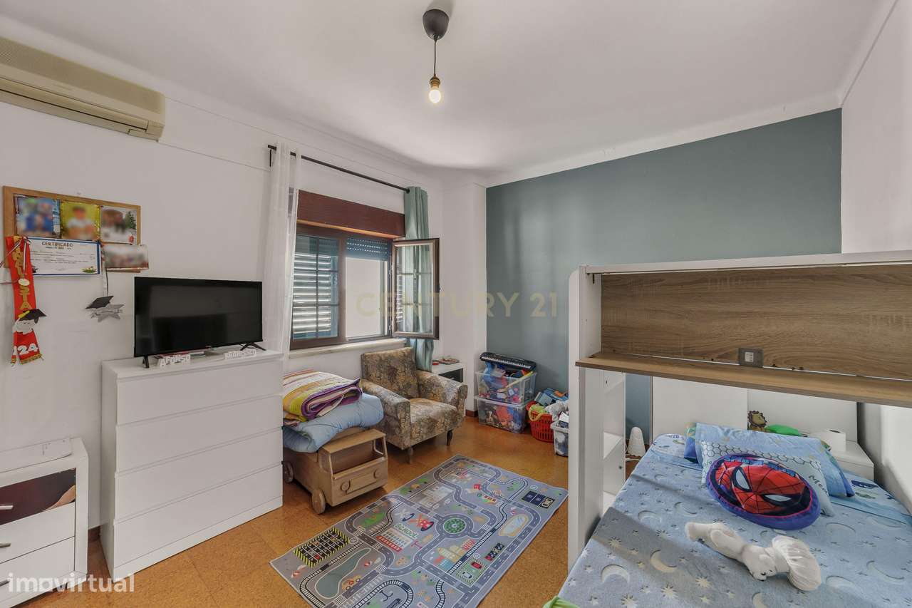 MORADIA T5 COM GARAGEM E PISCINA, 327 M² DE TERRENO PARA USUFRUIR-45