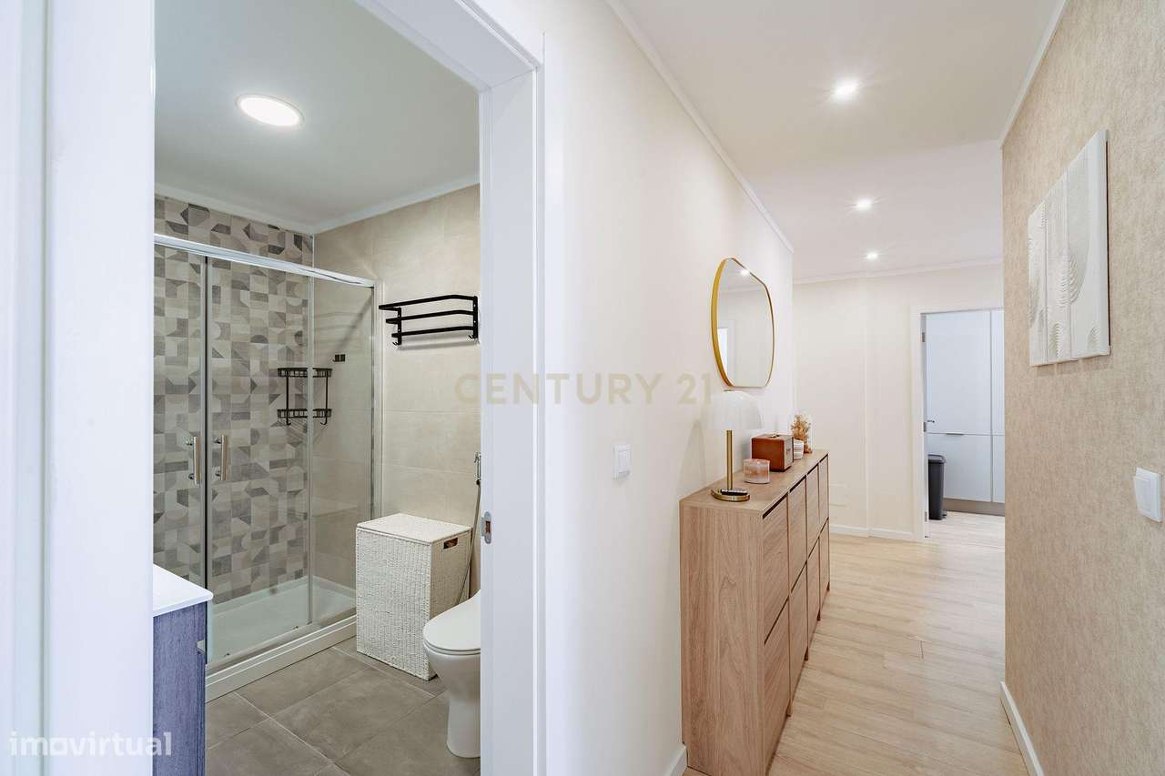 Apartamento T2 Remodelado na Torre da Marinha-18