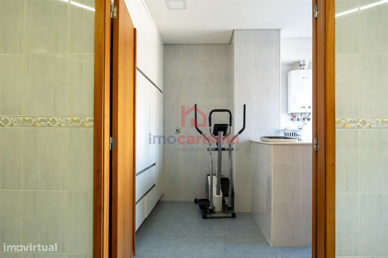Apartamento T4 transformado em T3 no centro de Vila das Aves, Santo Ti-14