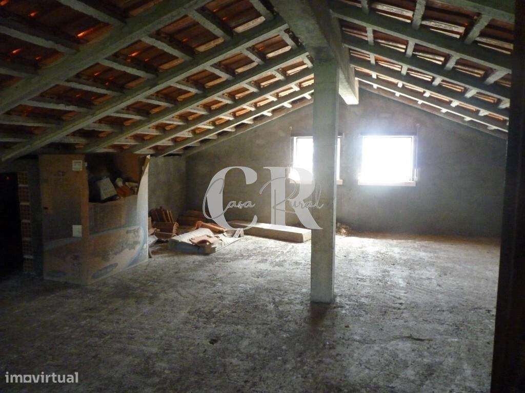 Fantástica moradia T3 com garagem e terreno generoso em Vila Facaia –-42