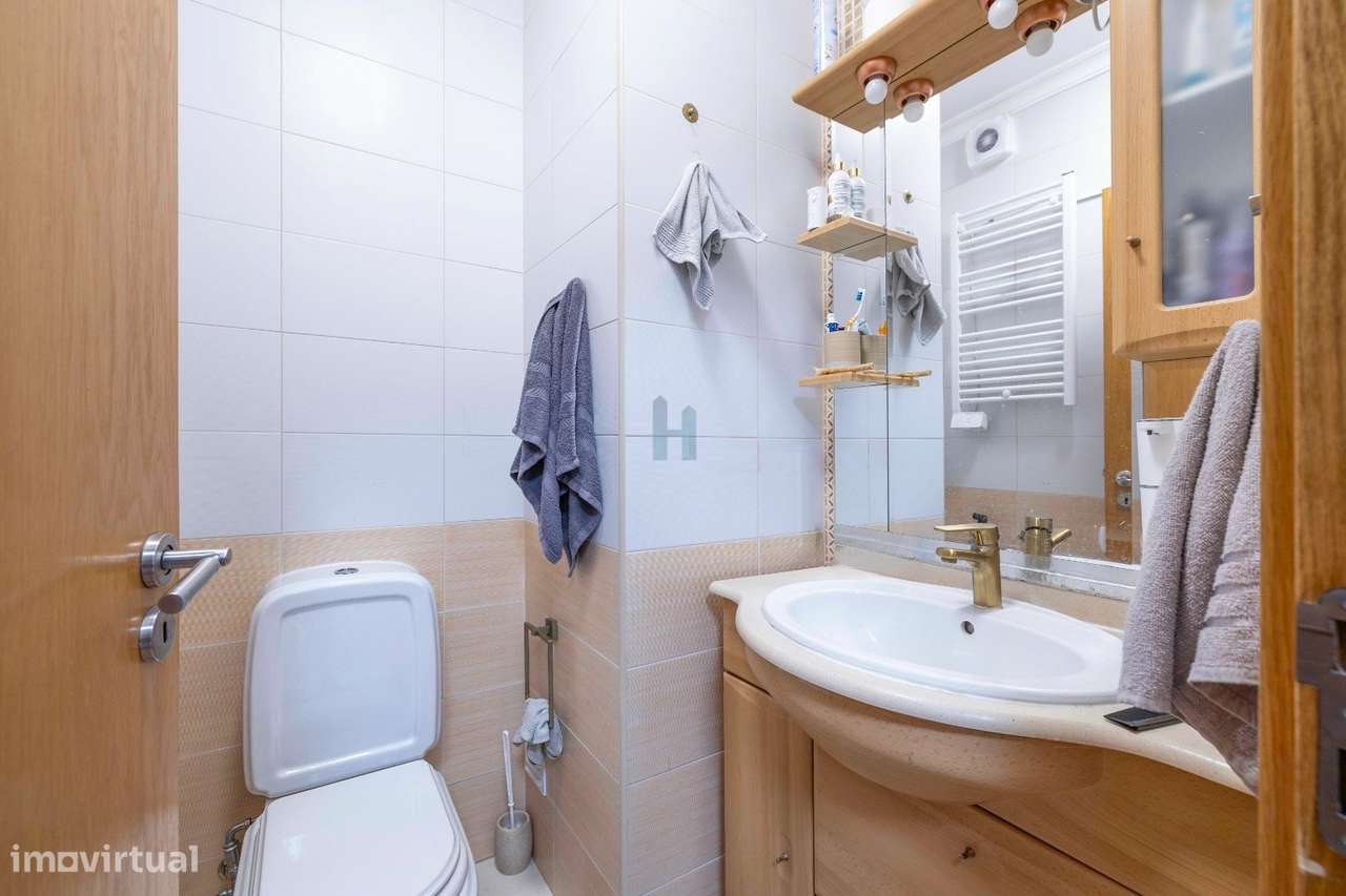 Apartamento T2 com Terraço e Sótão em Portimão-16