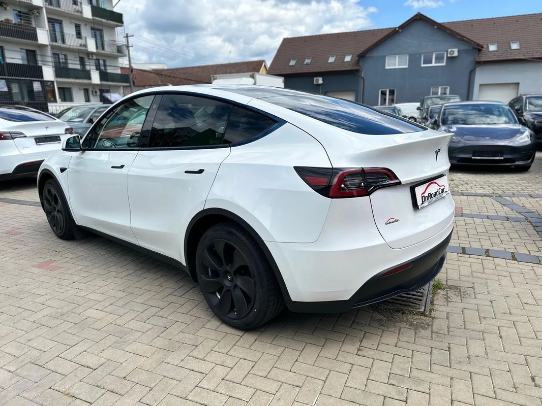 Tesla Model Y Long Range Dual Motor AWD - 3