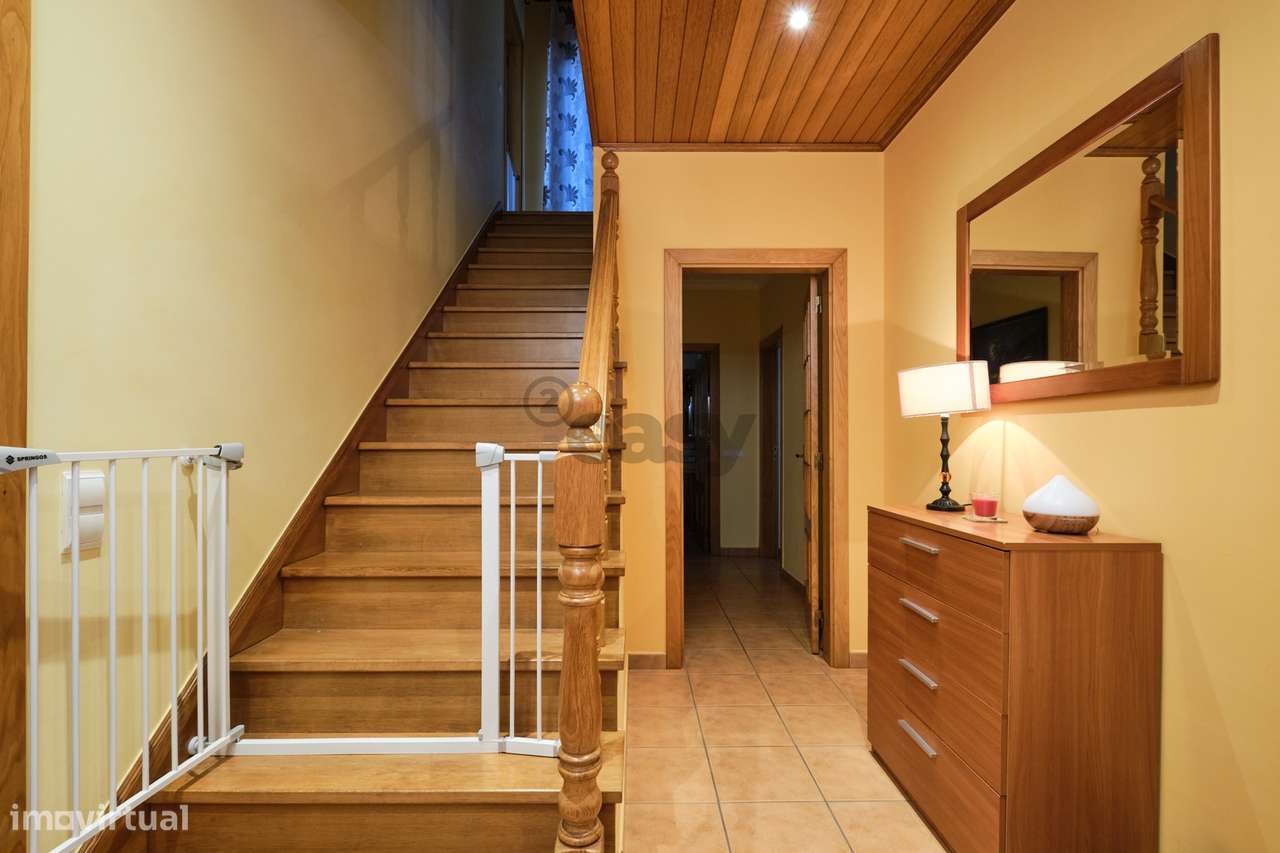 Moradia T4 de 3 pisos com garagem para 3 carros, piscina, painéis sola - Grande imagem: 3/57