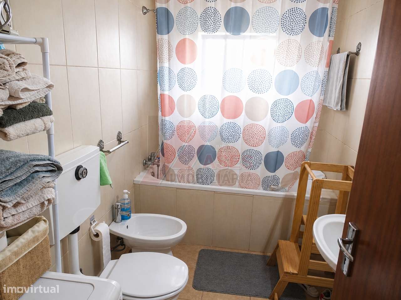 Moradia Espaçosa com 3 Habitações Independentes, Garagens e Terreno –-26