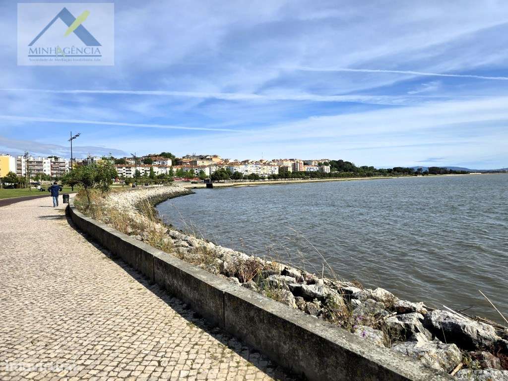 Prédio com dois andares na zona ribeirinha do Barreiro-13