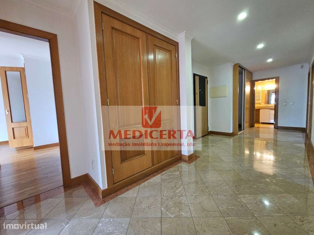 Amadora (Casas do Lago) T4 (2 Parqueamentos + Arrecadação)-3