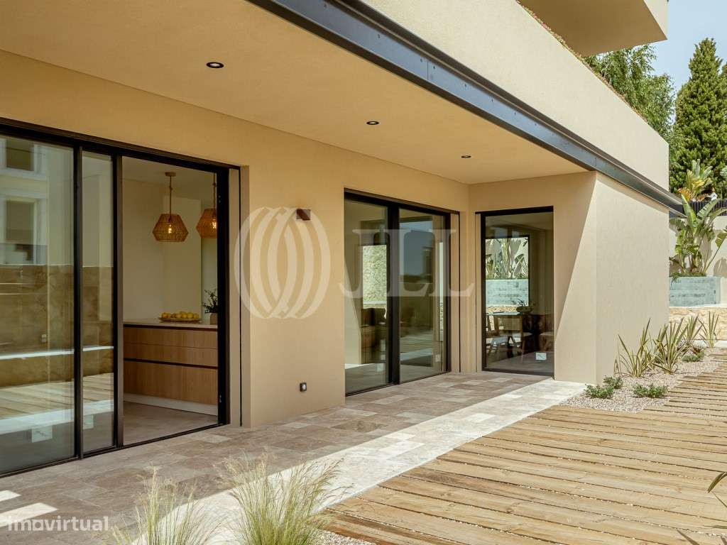 Moradia T3+1 com jardim, piscina e garagem, no Estoril-15