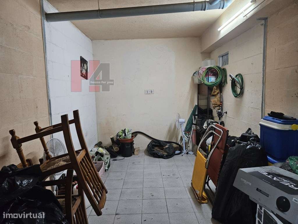 T2 com box e ótima localização na Amadora-28