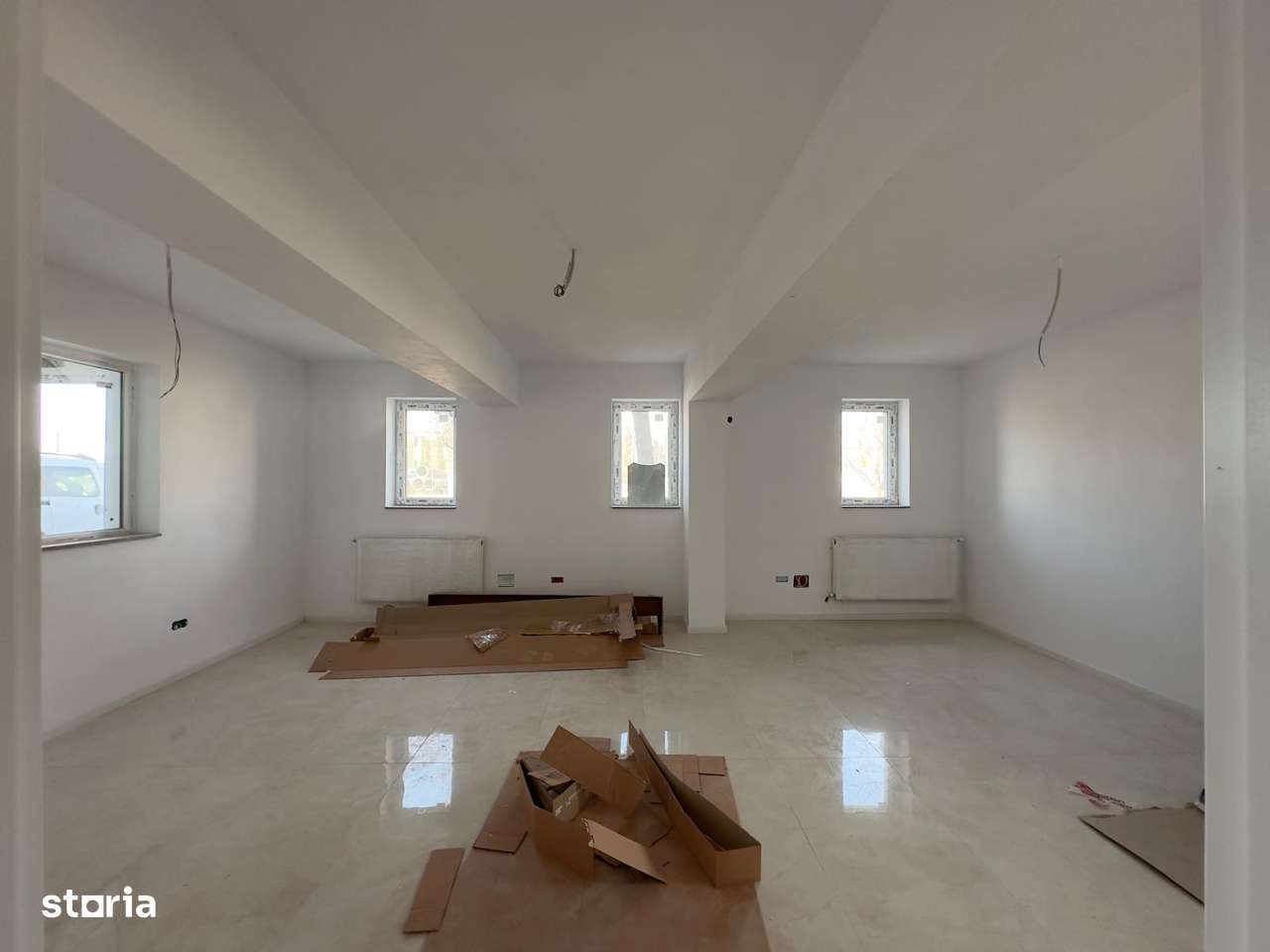 Hala, spatii de la 300mp la 500mp, platforma betonata, zona vamii Iasi - Imagine principală: 3/6