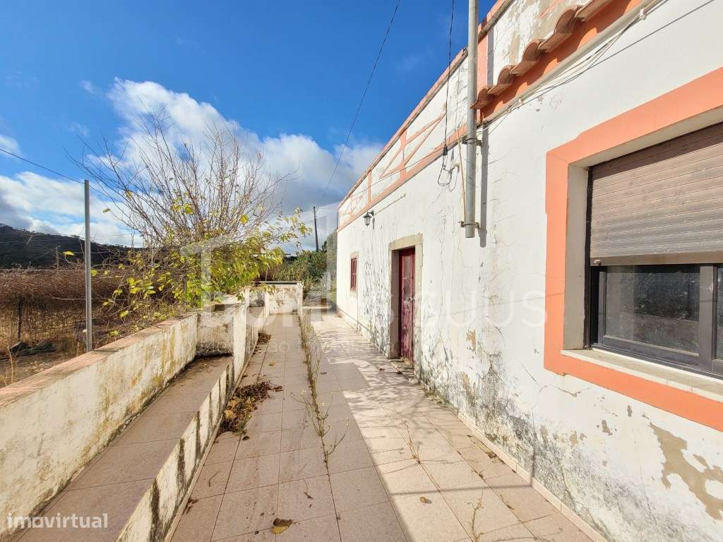 Moradia térrea localizada em zona calma-8