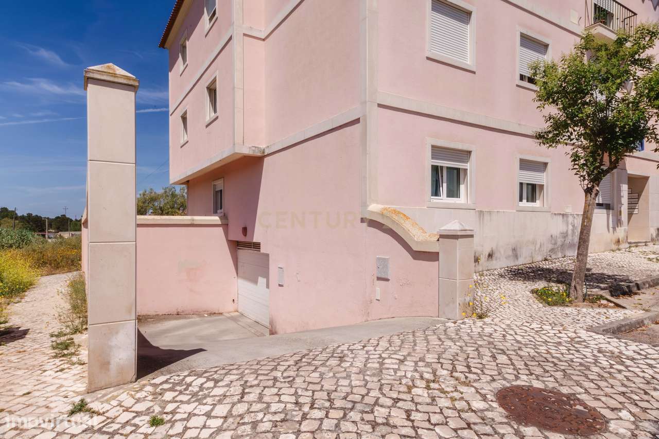 Apartamento T2 Renovado em Azeitão com lugar de parqueamento-25