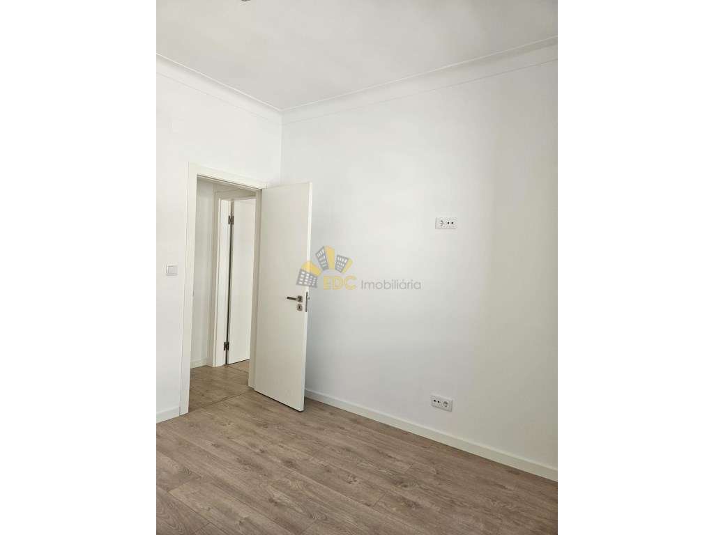 Apartamento T2 Remodelado | Localizado em Almada | Não perca a opor...-4
