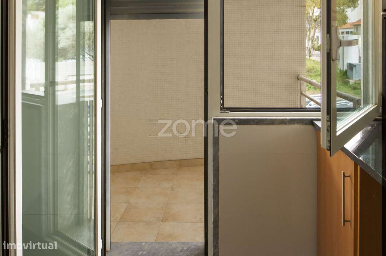 Apartamento T2 com varanda e vista de Serra em Paço d'Arcos - Grande imagem: 3/23