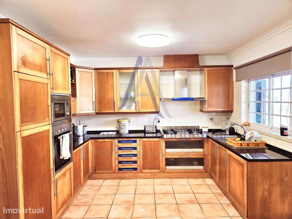 Moradia Isolada T4 de Prestígio com Piscina e Jardim-9