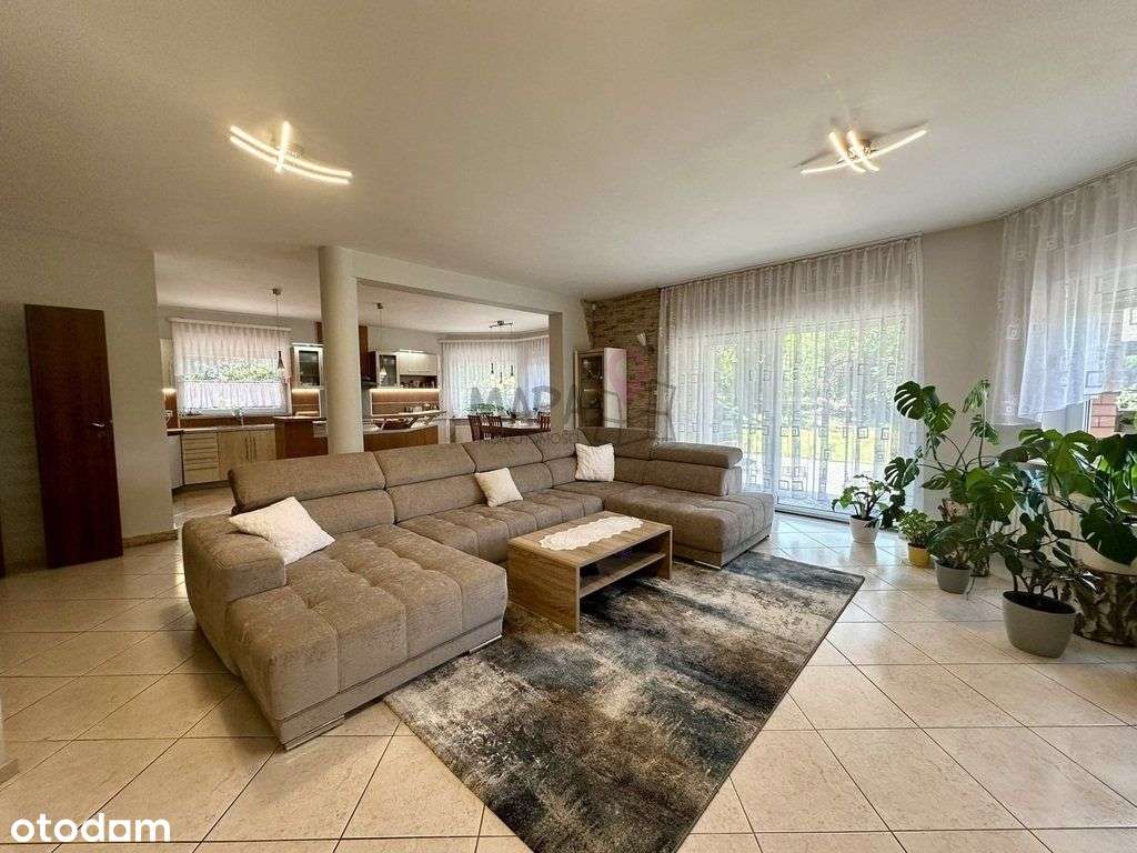 Duży dom na wzgórzu w otoczeniu zieleni - Pełny obrazek: 5/17