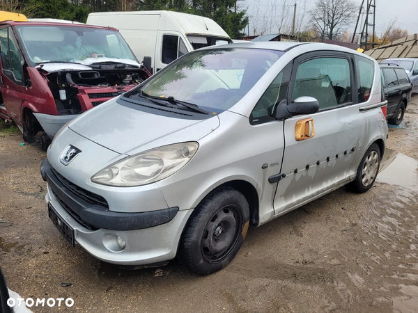 PEUGEOT 1007 fotel fotele kanapa deska kokpit podsufitka boczek boczki klamka podłokietnik licznik prędkościomierz panel - 3