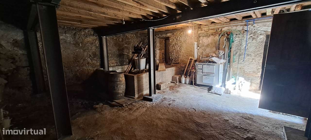 Moradia para restaurar T2 em Miranda do Douro-23