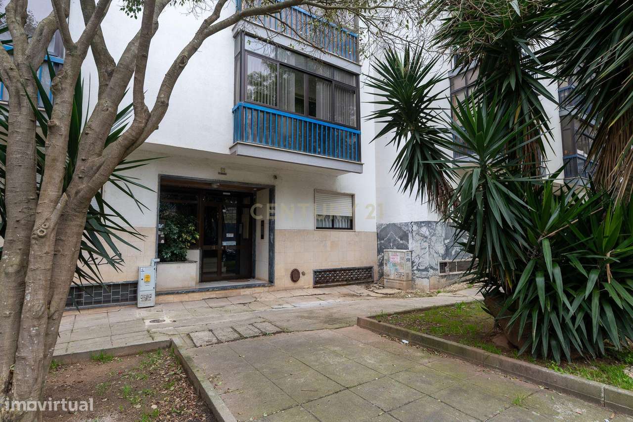 Apartamento de tipologia T2, com box e varandas, localizado em Rio de - Grande imagem: 2/35