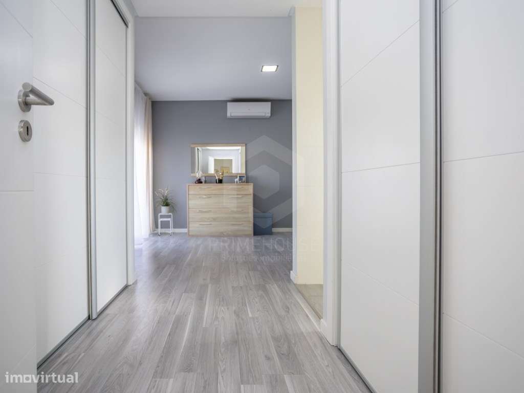 Moradia Isolada T4 com Piscina, Garagem e Acabamentos Premium-27