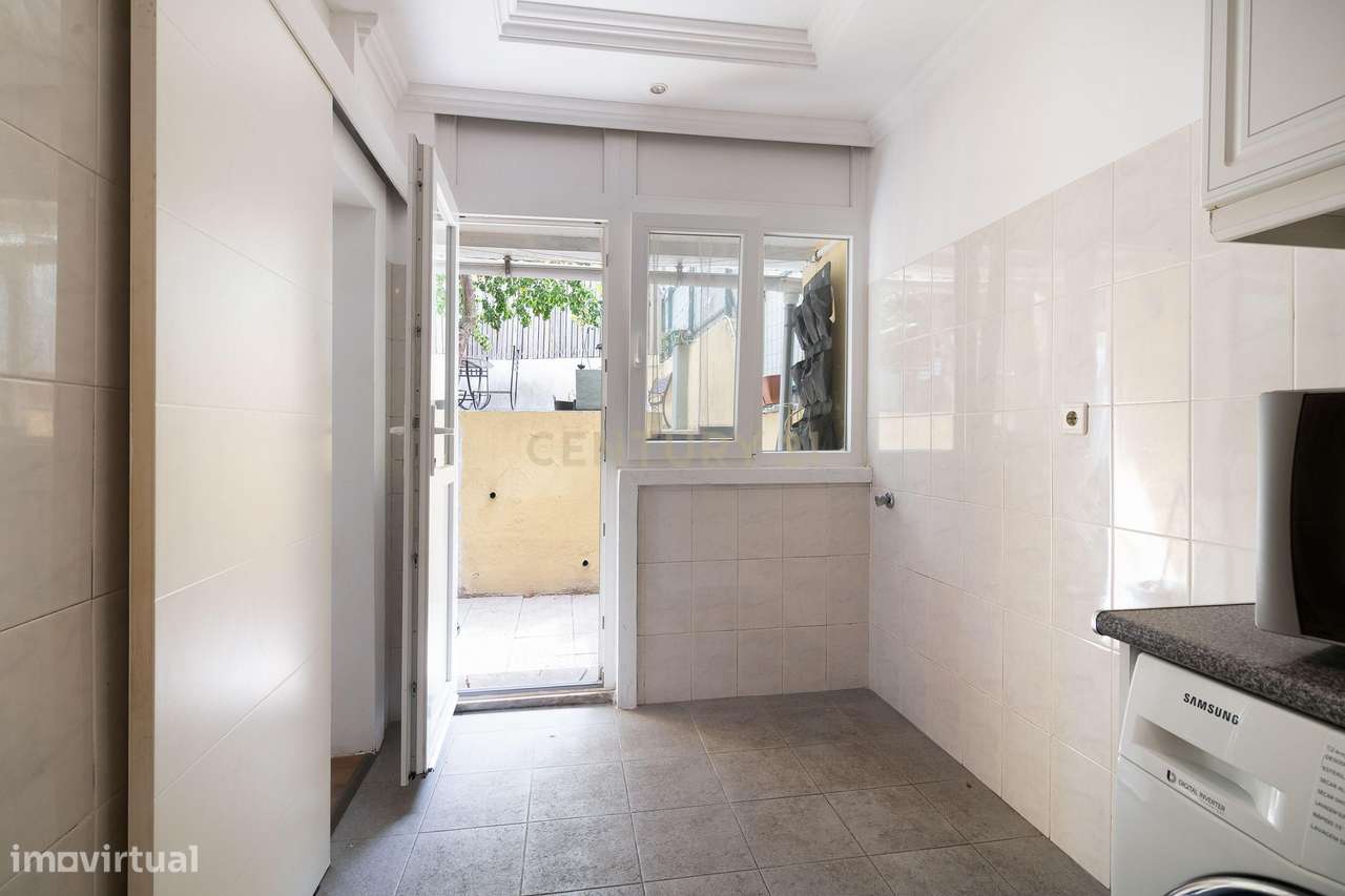 Apartamento T2+1 com Terraço no Centro de Odivelas-6