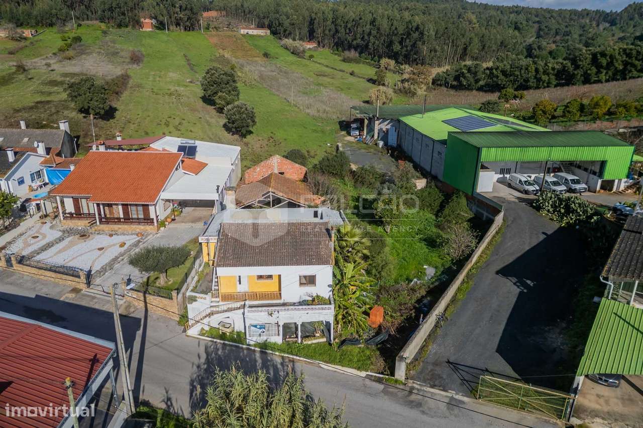 Moradia T3 em Alcobertas com lareira, varanda e potencial de investime - Grande imagem: 4/30