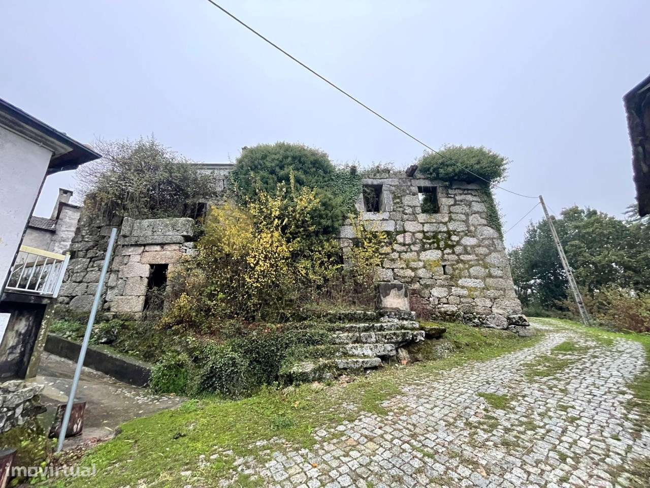 Moradia em granito para recuperar com amplo terreno - Celorico de Bast - Grande imagem: 4/9