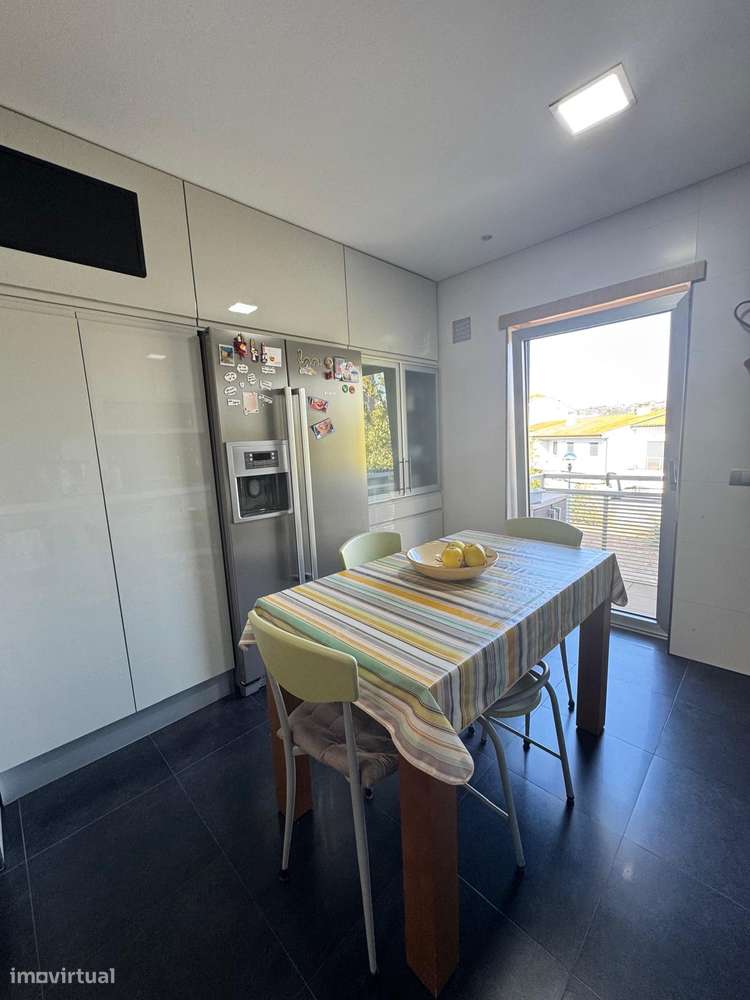 Apartamento duplex T4 com 3  garagens-12