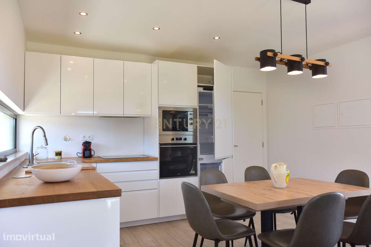 Luxo e Tranquilidade em Sagres: Uma Moradia Contemporânea à espera de-25