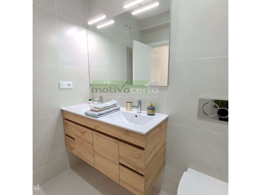 T2 com Pátio Totalmente Remodelado, no Coração de Campolide, Lisboa-5