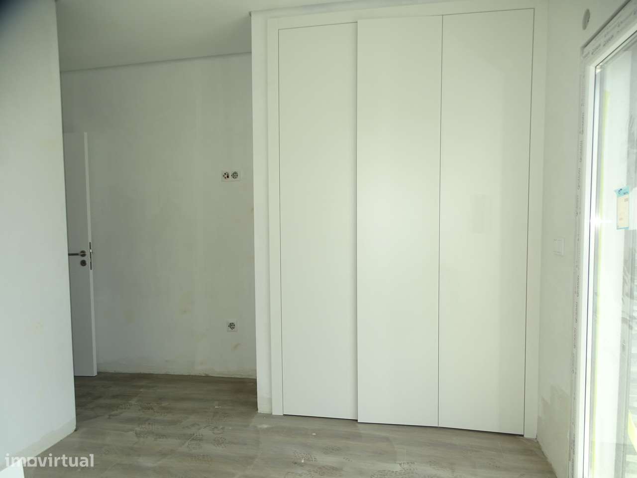 Geminada T3 com garagem, jardim e terraço-12