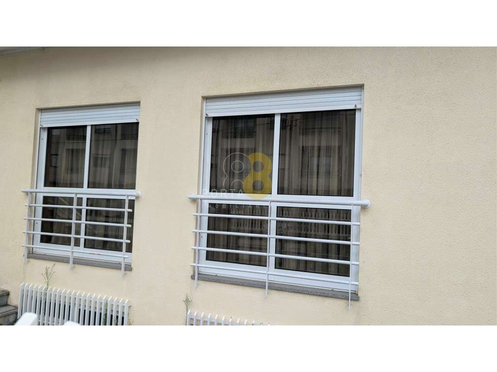 Moradia de 4 Frentes | 320 m² de Construção | Terreno com 496 m² | ...-18
