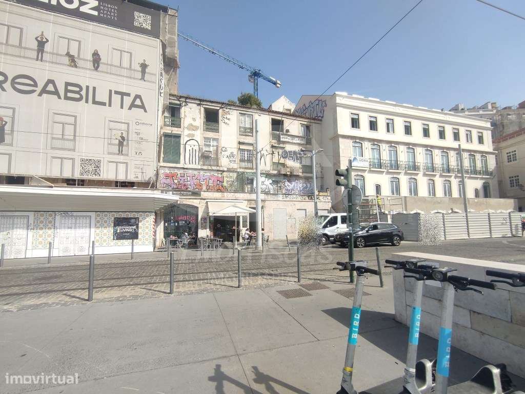 Armazém e duas lojas para venda, no Campo das Cebolas, Alfama - Grande imagem: 3/16