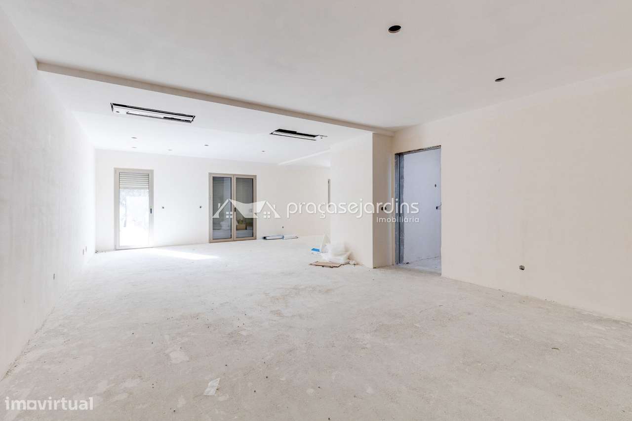 Moradia T3 com Garagem para 3 Viaturas a 5 Minutos de Leiria-21