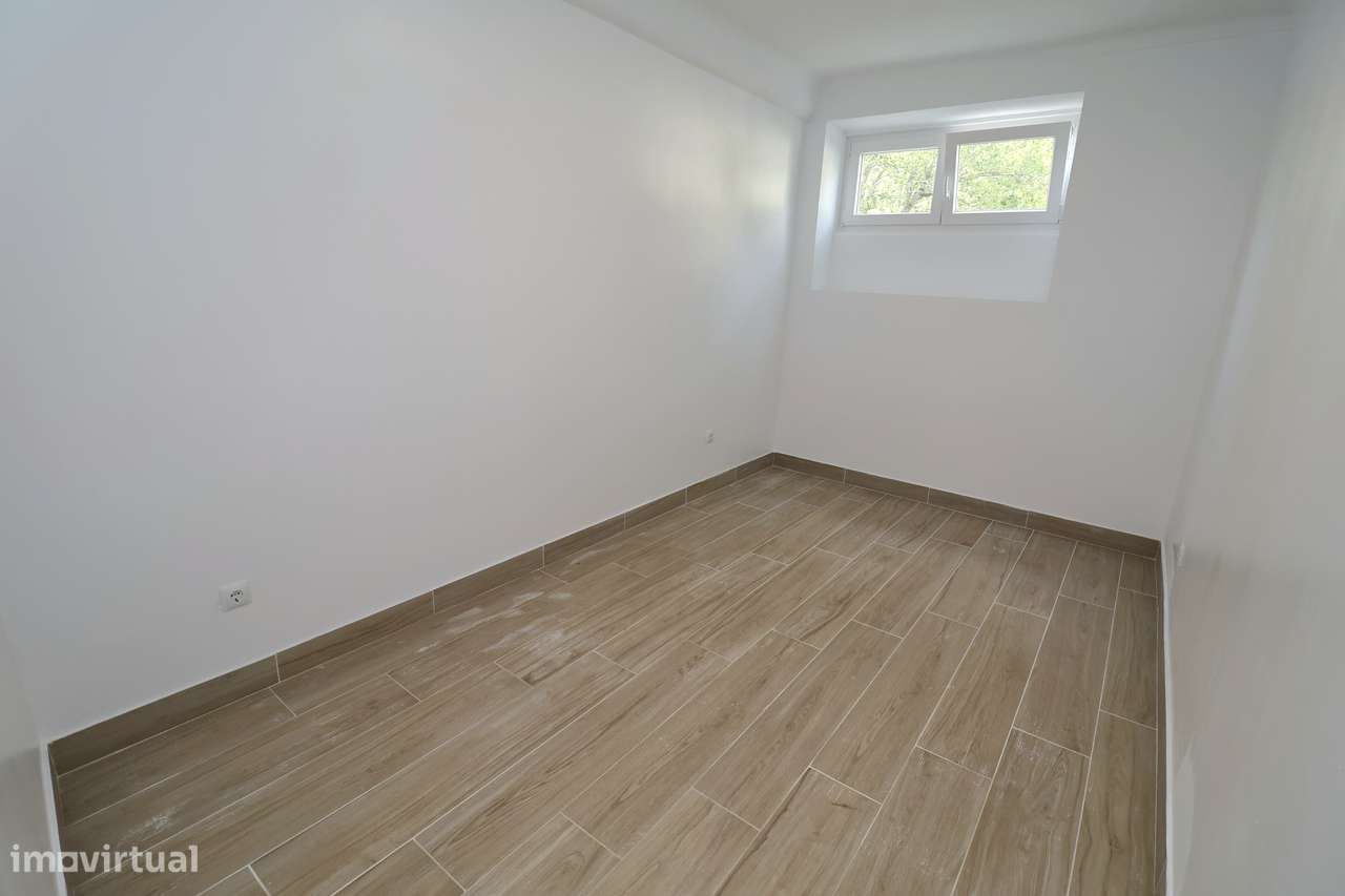Venda de atelier convertido em habitação a estrear T4 Venteira Amadora-11