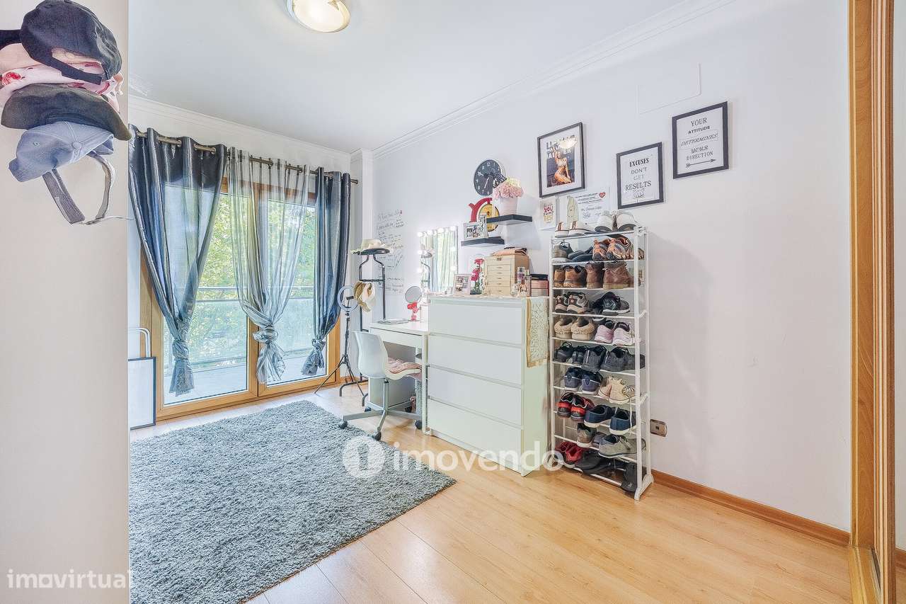 Apartamento T2 moderno, com garagem e varanda enorme, na Malvarosa-29