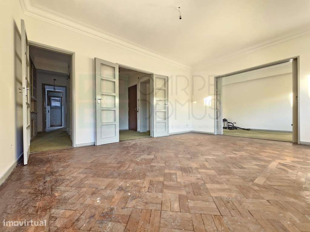 Apartamento T6+ 1, para remodelação total, na Rua Pascoal de Melo -... - Grande imagem: 4/53