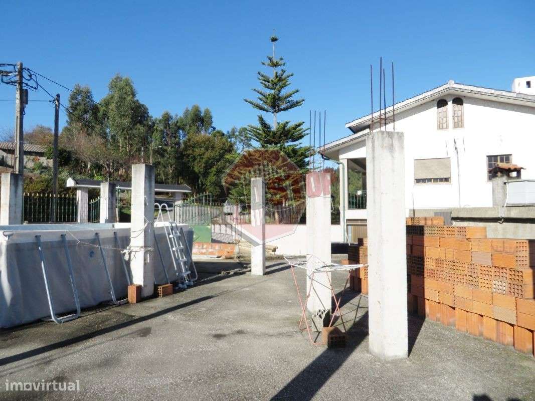 Moradia e Loja em Construção-6