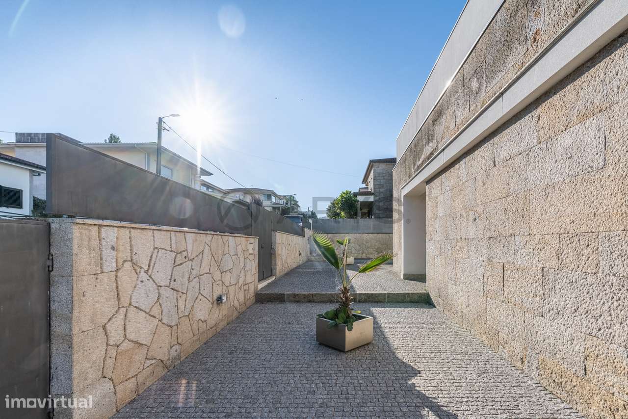 Moradia T4 com Piscina - Nogueira, Braga-32