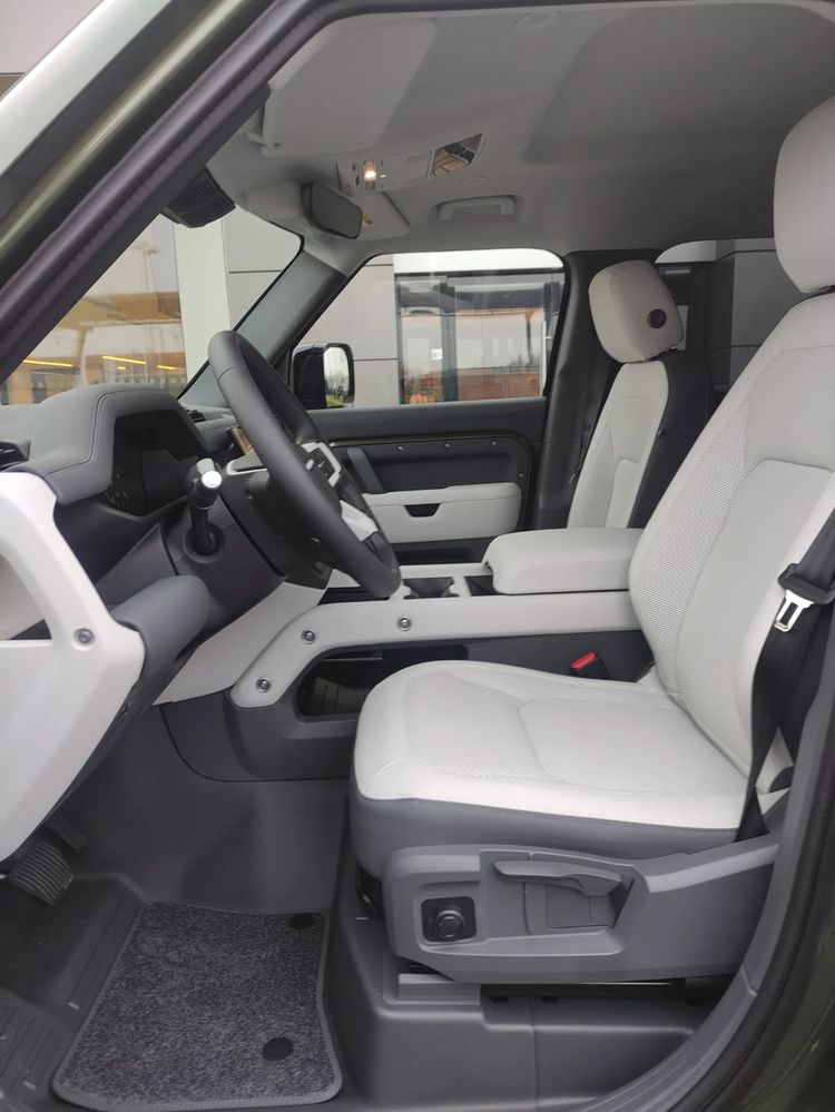 Land-Rover Defender 3.0 Diesel 200 KM — zdjęcie 2