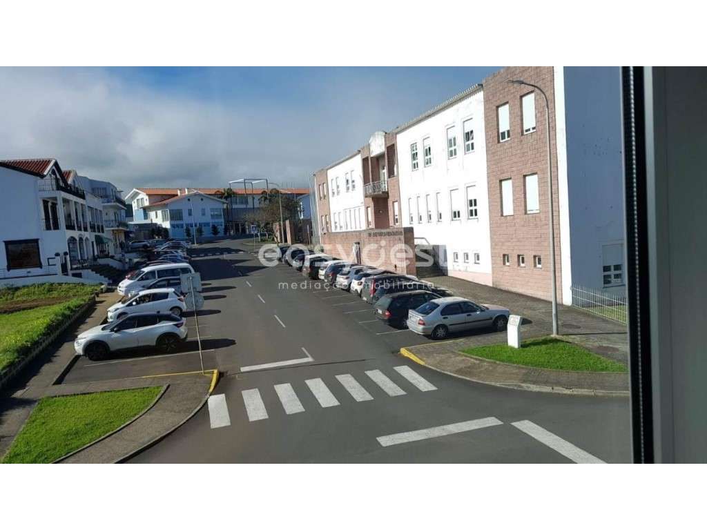 Prédio constituído por Duas lojas e três Apartamentos Praia da Vitória - Grande imagem: 2/40